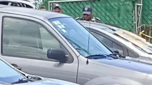 Policías municipales y paramédicos acudieron en auxilio de un hombre inconsciente. Foto: Reporte Vía WhatsApp
