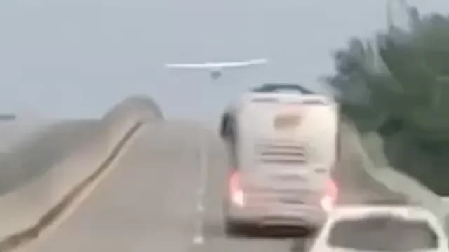 La avioneta planeó por varios minutos sobre la maxipista.