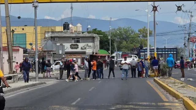 Cierre en carretera federal Puebla-Tehuacán por disturbios en Cuapiaxtla, Puebla. Foto: N+