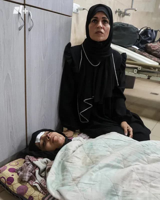 Saada acompaña a su hermana Saja en el hospital. Foto: Reuters