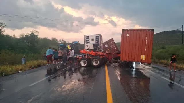 Cierran-Carretera-Victoria-Tula-por-Accidente-Traileres