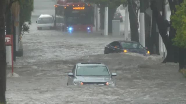 Después de los 30 cm acumulados, un vehículo se vuelve inestable. Foto: N+