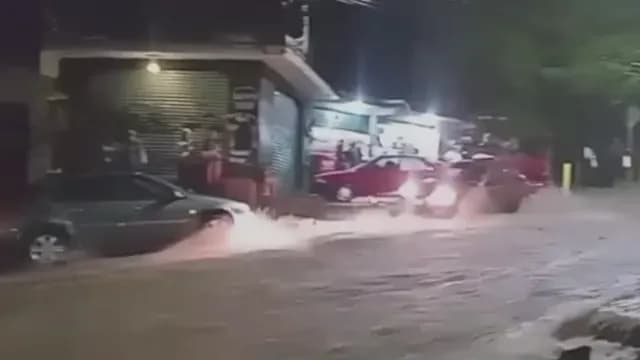 Fuertes corrientes de agua en las calles de alcaldía Tlalpan