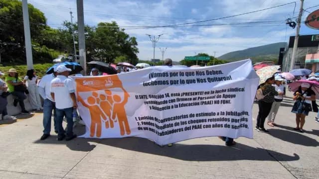 Integrantes del SNTE bloquean la Autopista del Sol