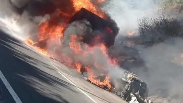 Continúan las labores para sofocar el incendio y liberar la autopista Puebla-Orizaba. Foto: N+