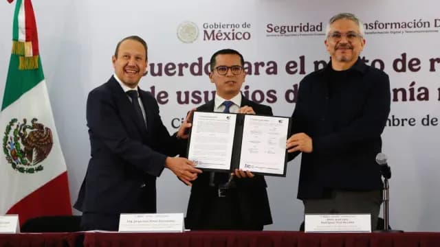 Firma de acuerdo entre operadores de telefonía y ATDT. Foto: Especial