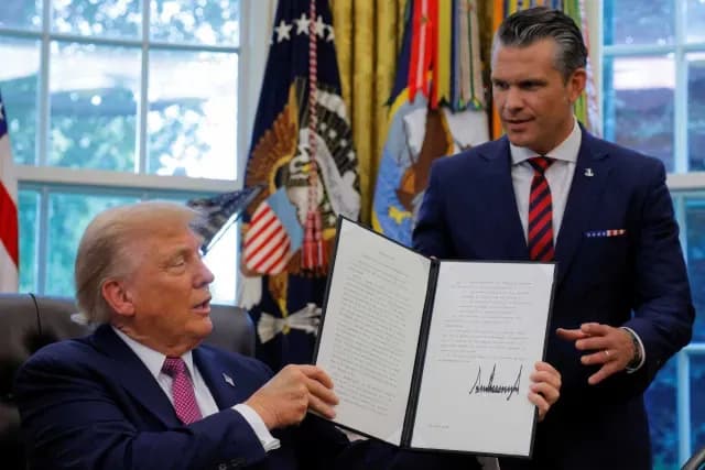 Donald Trump y Pete Hegseth, del Pentágono, tras renombrar al Departamento de Guerra