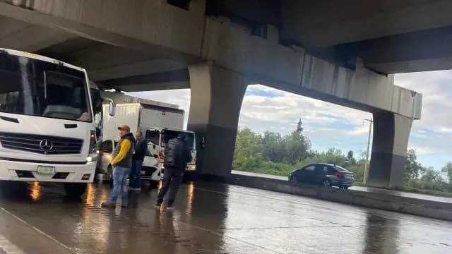 Autobús de pasajeros causa choque en la México-Puebla. Foto: X @ciudadano_pue