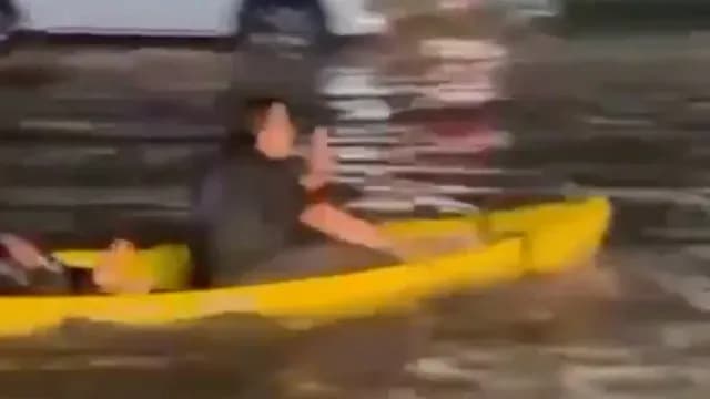 Los jóvenes se trasladaron en un kayak. Foto: LasÚltimasGDL