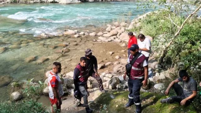 Rescatistas recorren a pie las orillas del río para ubicar a la niña. Foto: PC Estatal