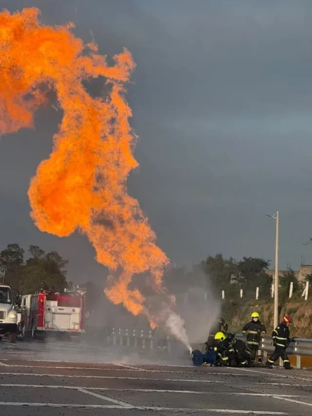 Desfogue de combustible de la pipa que volcó en la México-Puebla. Foto: N+