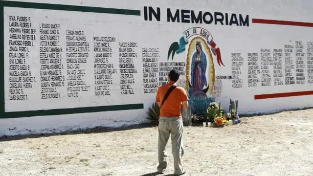 Un hombre observa el memorial a las víctimas de la explosión de Guadalajara. Foto: Cuartoscuro | Archivo
