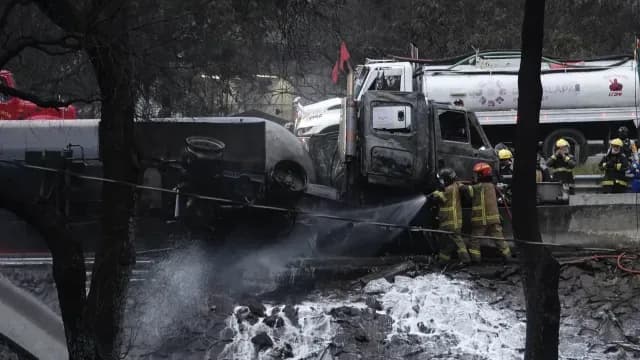 Bomberos realizan labores de enfriamiento a la pipa que explotó en La Concordia. Foto: Cuartoscuro