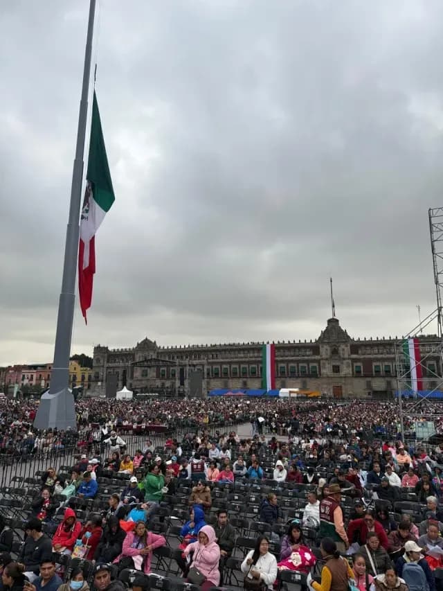 Bandera de México a media asta en Zócalo CDMX