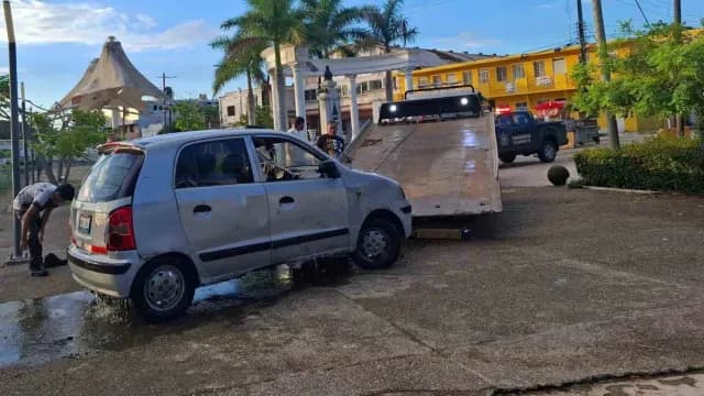 Conductor Presuntamente Alcoholizado Cae con su Auto a Canal de la Cortadura