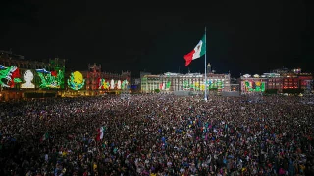 Festejos por 215 Independencia de México fueron pacíficos en Zócalo de la CDMX. Foto: N+