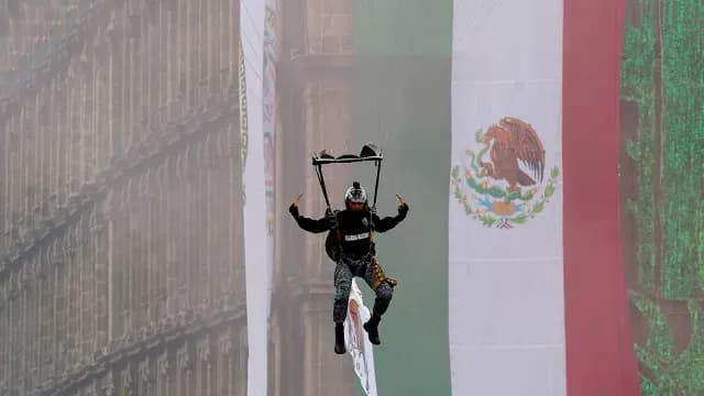 Paracaidistas de las Fuerzas Armadas en el Desfile Cívico Militar 2025. Foto: EFE