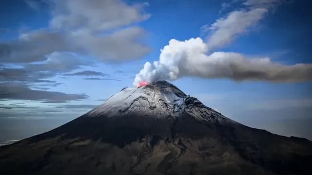 Actividad volcánica del Popocatépetl mientras está nevado. Foto: X @Santiago_Arau