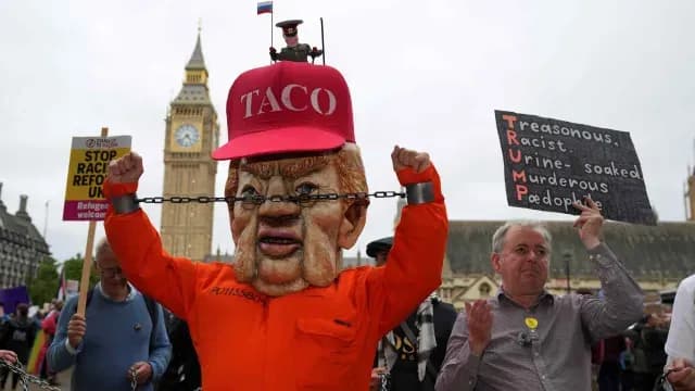 Manifestante viste un disfraz de preso con una máscara de Trump en Londres. Foto: AP