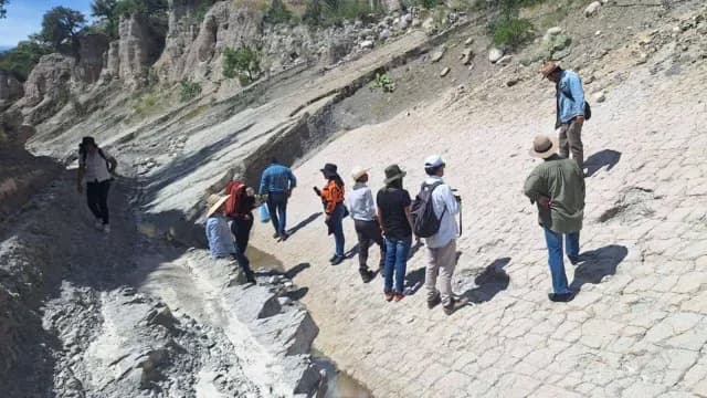 Especialistas del INAH investigan probables huellas de dinosaurios. Foto: Gobierno de Tehuacán