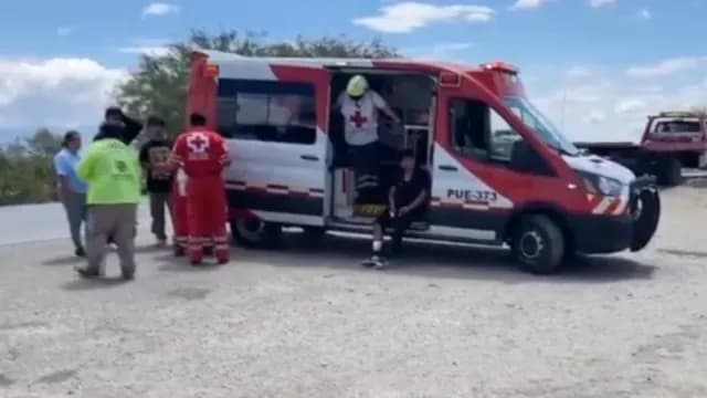 Cruz Roja atendió el accidente en el Libramiento Tecnológico de Tehuacán. Foto: Genaro Zepeda | N+