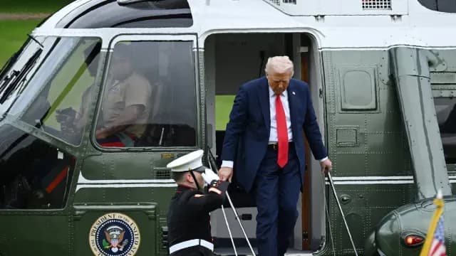 Donald Trump baja del helicóptero oficial, en los jardines de Chequers. Foto: Reuters