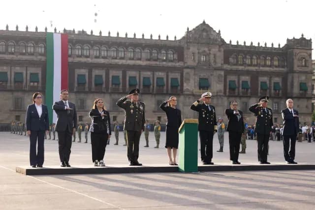 Este 19 de septiembre, Sheinbaum encabezó el izamiento de bandera en la Plaza de la Constitución en honor a las víctimas de los terremotos de 1985 y 2017.