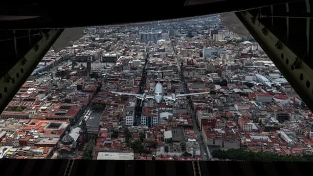 Vista hacia el Zócalo capitalino durante el Desfile Militar 2025
