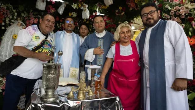 La señora Elvia posando con los padres que oficiaron la misa en nombre de la Virgen de La Merced. Foto: N+