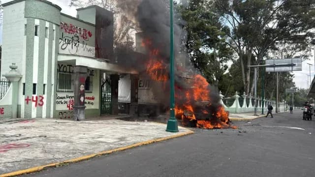 Las llamas consumieron el camión de carga, secuestrado por encapuchados, en Conscripto. Foto: N+