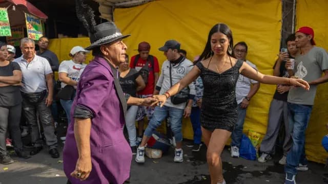 Layla “La Rumbera” y Maytor bailando a las afueras del mercado de La Merced. Foto: N+