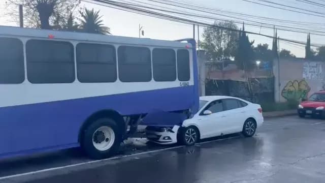 Automóvil choca contra transporte público en Puebla. Foto: Franco Arteaga | N+