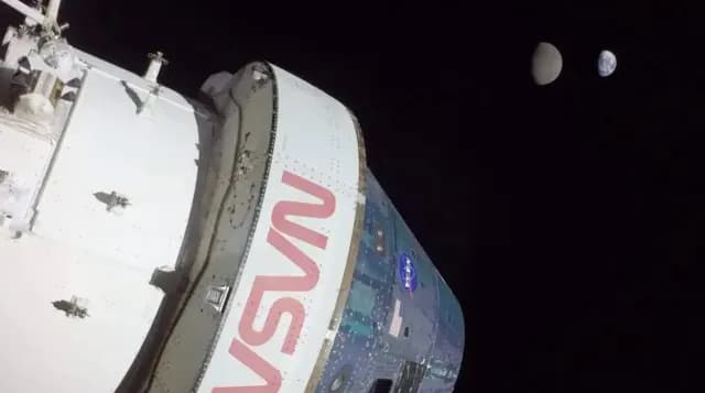 Selfie de la nave Orión con la Luna y la Tierra