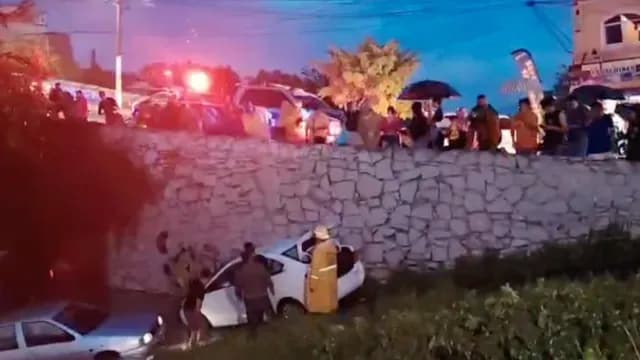 Autos quedan varados por lluvia