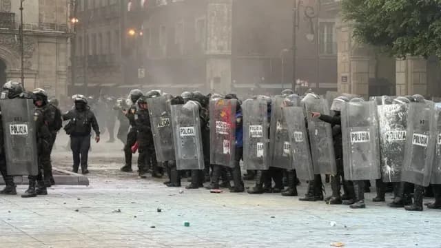 Policías CDMX se protegen de agresiones en marcha del 2 octubre.