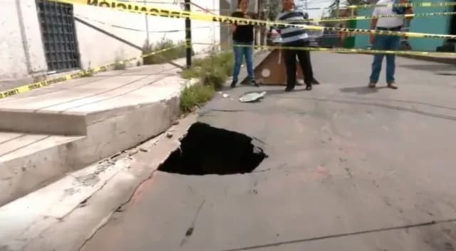 Socavón en la colonia San Sebastián Tecoloxtitla, en Iztapalapa; vecinos denuncian daños a vehículos y falta de atención por parte de las autoridades