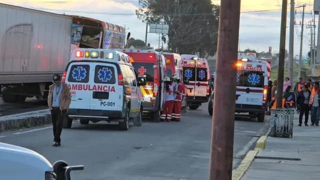 Un camión con peregrinos se accidentó la madrugada de este viernes. Foto: X @ciudadano_pue