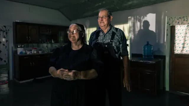 María y Guillermo en la cocina, el espacio más amplio de su casa. Foto: N+