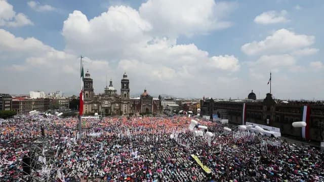 Miles de personas abarrotaron el Zócalo para escuchar a Sheinbaum en su mensaje por su primer año de gobierno