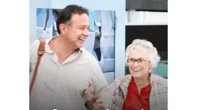 Nicandro Díaz y su mamá, la señora Delia González Hernández. Foto: Cortesía Televisa Espectáculos.