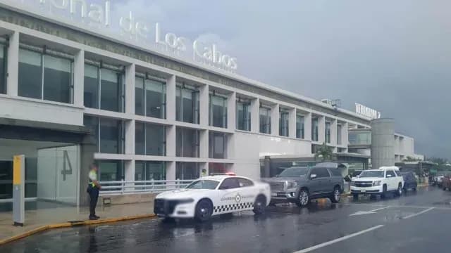 Lluvia en el Aeropuerto de Los Cabos, BCS. Foto: X @GN_Carreteras