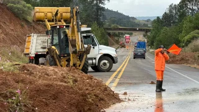 Derrumbes bloquean carreteras serranas en Puebla. Foto: Gobierno de Puebla