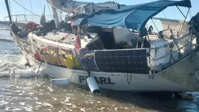 Rescatan a Familia de Argentina a la Deriva en Playa El Mezquital