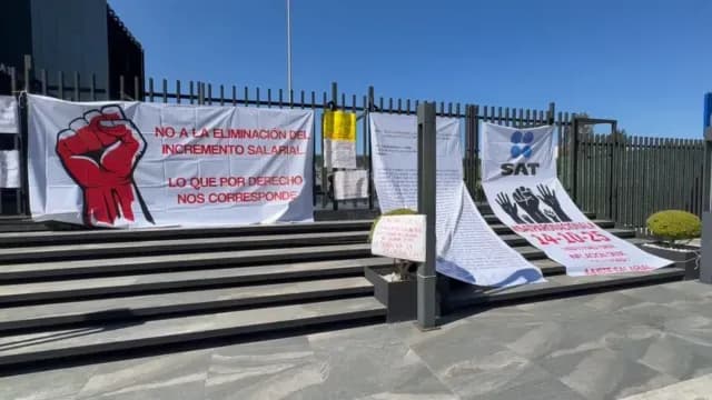 Trabajadores del SAT en Puebla piden que se respete el incremento salarial. Foto: Genaro Zepeda | N+