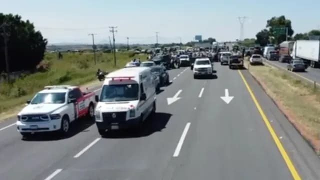 Manifestantes ya han cumplido más de 24 horas de bloqueo en la carretera Irapuato - Pénjamo. Foto: Nmás Bajío