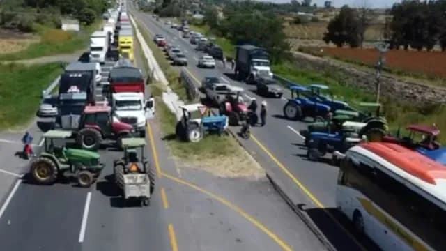 Conductores tuvieron que pasar la noche en sus autos por el bloqueo carretero. Foto: Nmás Bajío