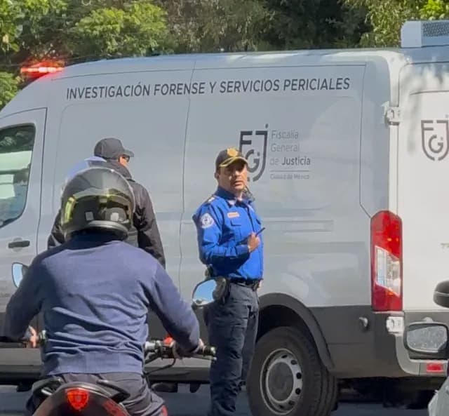 Servicios periciales acuden a escuela Secundaria Técnica 70, en Iztapalapa. Foto: N+
