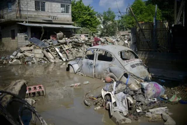 Continúan labores de limpieza en Poza Rica, Veracruz