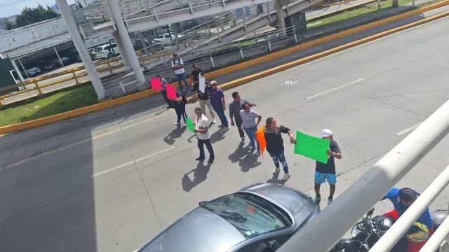 Estudiantes se manifiestan y cierran el Boulevard Atlixco de Puebla. Foto: X @MariLoliPellon