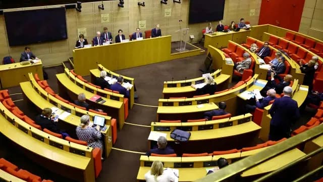 Laurence des Cars en una audiencia de la Comisión de Cultura del Senado francés. Foto: Reuters